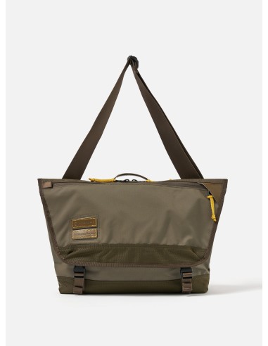 master-piece x Universal Works Courier Bag in Olive Recycled Tech Canvas À commander