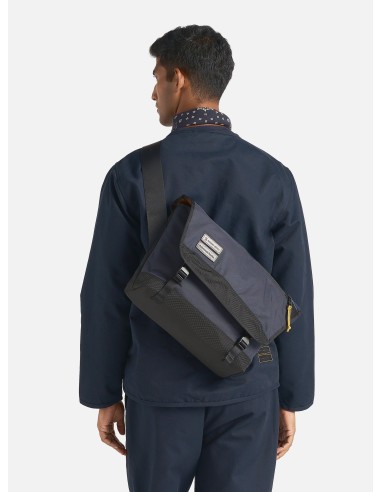 master-piece x Universal Works Courier Bag in Navy Recycled Tech Canvas de technologie