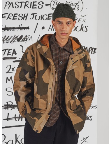 master-piece x Universal Works Stanedge Jacket in Brown Swedish Camo offre 