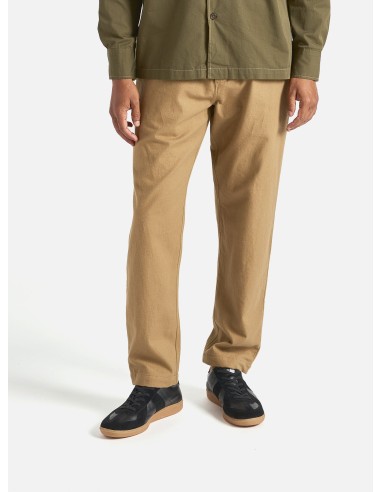 Universal Works Military Chino in Sand Brushed Moleskin s'inspire de l'anatomie humaine