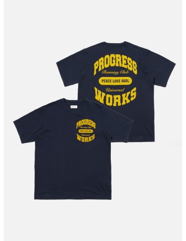 Universal Works x Progress Running Club Print Tee in Navy Single Jersey brillant des détails fins