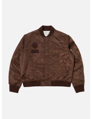 Universal Works Badge Bomber in Brown Flight Nylon d'Europe débarque