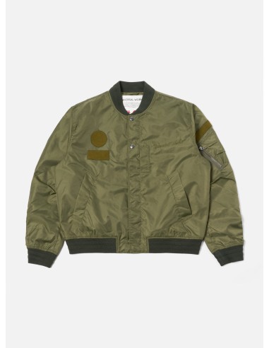 Universal Works Badge Bomber in Olive Flight Nylon Livraison rapide