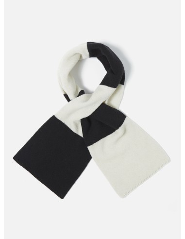 Universal Works Deluxe Football Scarf in Ecru/Black Soft Wool rembourrage situé sous